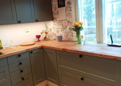 Vihreä keittiö massiivipuutasoilla