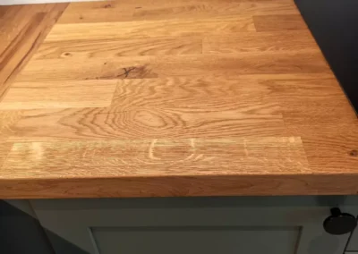 Vihreä keittiö massiivipuutasoilla